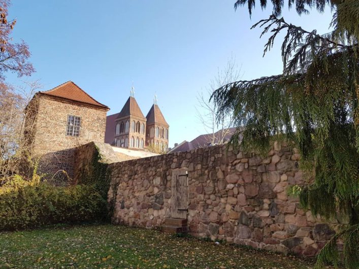 Stadtmauer in Luckau mit Blick auf St. Nikolai