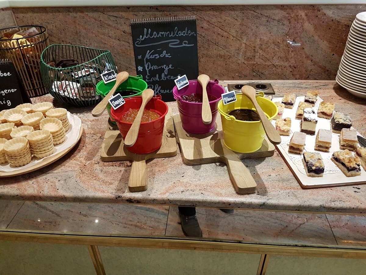 Süße Ecke auf dem Frühstücksbuffet im Radisson Blu Hotel Cottbus