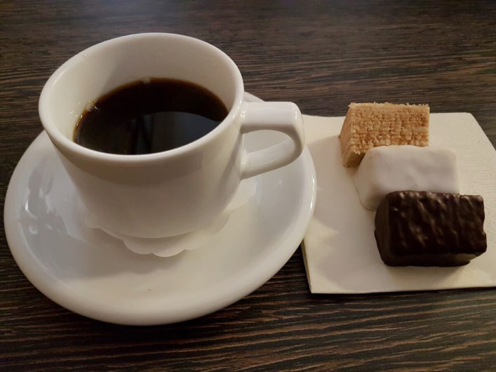 Tasse Kaffee und drei verschiedene Sorten Baumkuchen