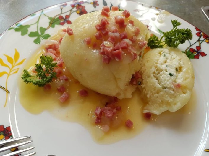 Berhèe, gefüllte Kartoffelklöße mit Zwiebeln und Schinkenwürfeln