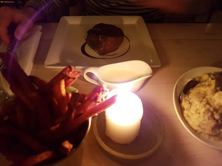 Filetsteak mit Süßkartoffelpommes und getrüffeltem Kartoffelpüree im Restaurant Fleischerei in Berlin