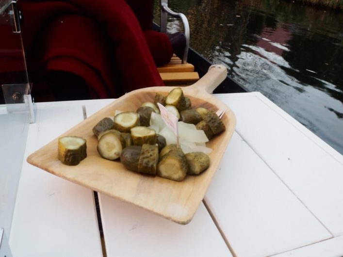 verschiedene Varianten von Spreewald Gurken bei der Kahnfahrt in Burg