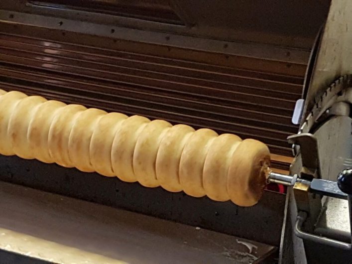 Baumkuchen-Rohling auf der Walze im Ofen