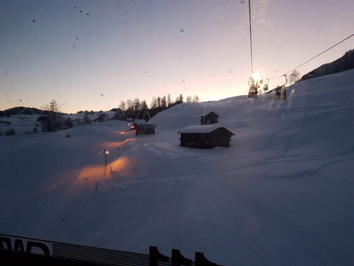 Abendstimmung über Ladis beim Blick aus der Gondel der Sonnenbahn