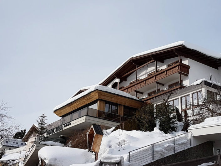 seitlicher Blick auf das Hotel Tirol in Ladis