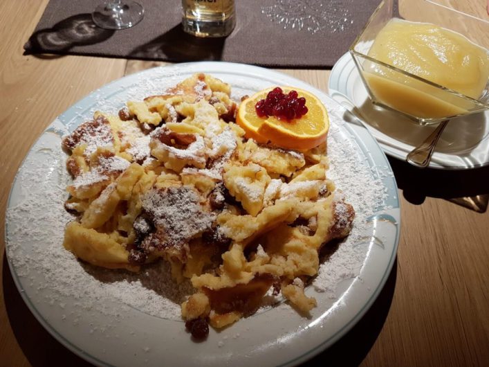 Kaiserschmarrn mit Apfelmus im Hotel Tirol