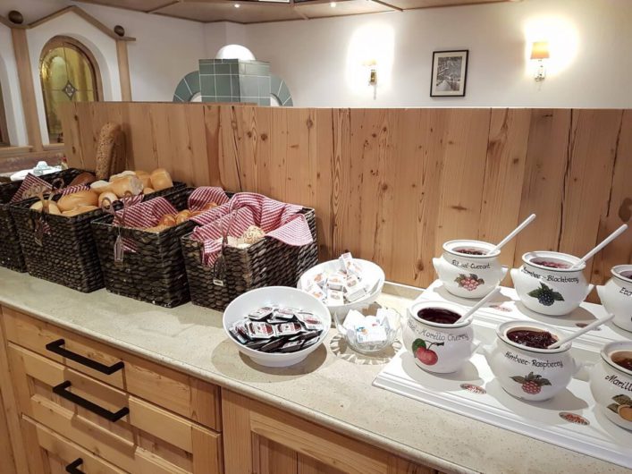 Brotauswahl und Marmeladen auf dem Frühstücksbuffet im Hotel Tirol