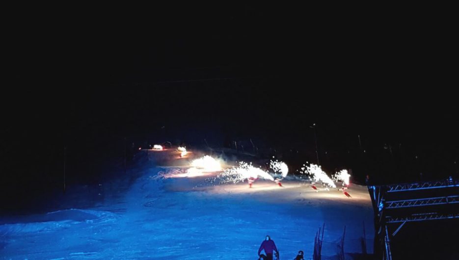 Skifahrer mit Fackeln beim Nightflow Fiss