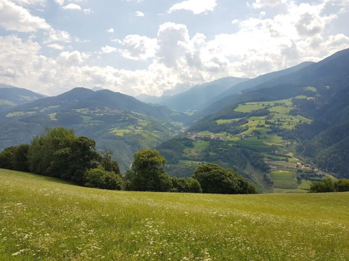 Blick vom Keschtnweg hinüber Richtung Villnösstal