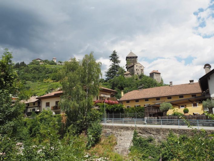 Blick hinauf zur Burg Barnzoll