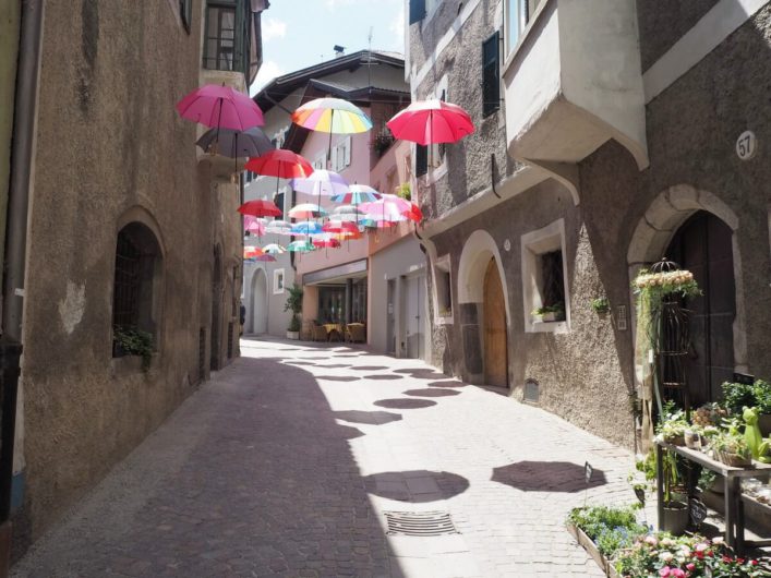 Gasse mit aufgehängten Schirmen in der Altstadt von Klausen