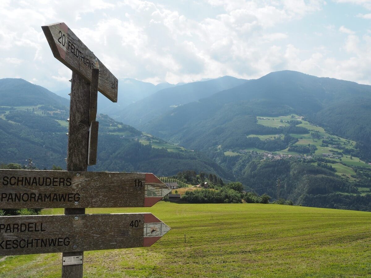 Wegweiser zum Keschtnweg von Feldthurns nach Klausen, eine leichte Wanderung im Eisacktal