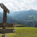 Wegweiser zum Keschtnweg von Feldthurns nach Klausen, eine leichte Wanderung im Eisacktal