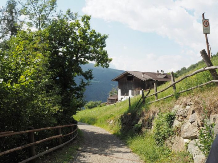 auf dem Keschtnweg vorbei an Bauernhöfen