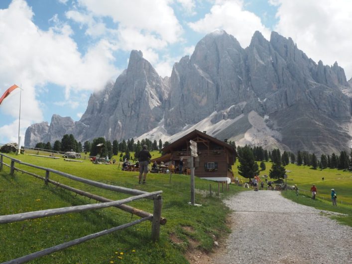 Blick auf die Gschnagenhardt-Alm und die Geislerspitzen im Hintergrund