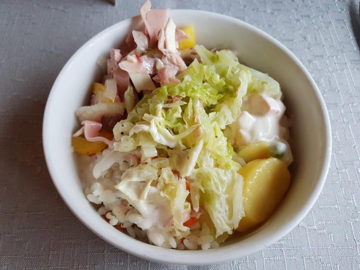 vom Salatbuffet zusammengestellter Salat beim Dinner im Gnollhof
