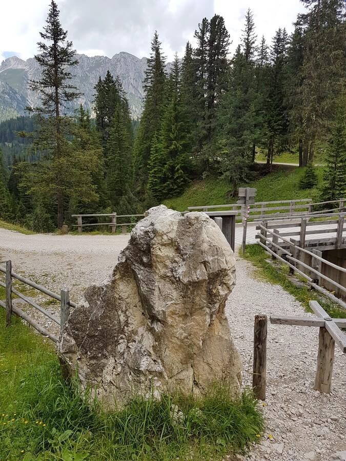 Brücke über den Zenon-Bach und Forststraße zur Zanser Alm