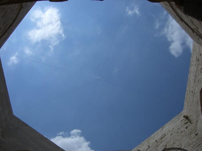 Blick zum Himmel auf das Achteck von Castel del Monte