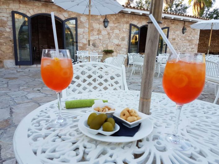 Aperol Spritz zum Aperitif an der Poolbar