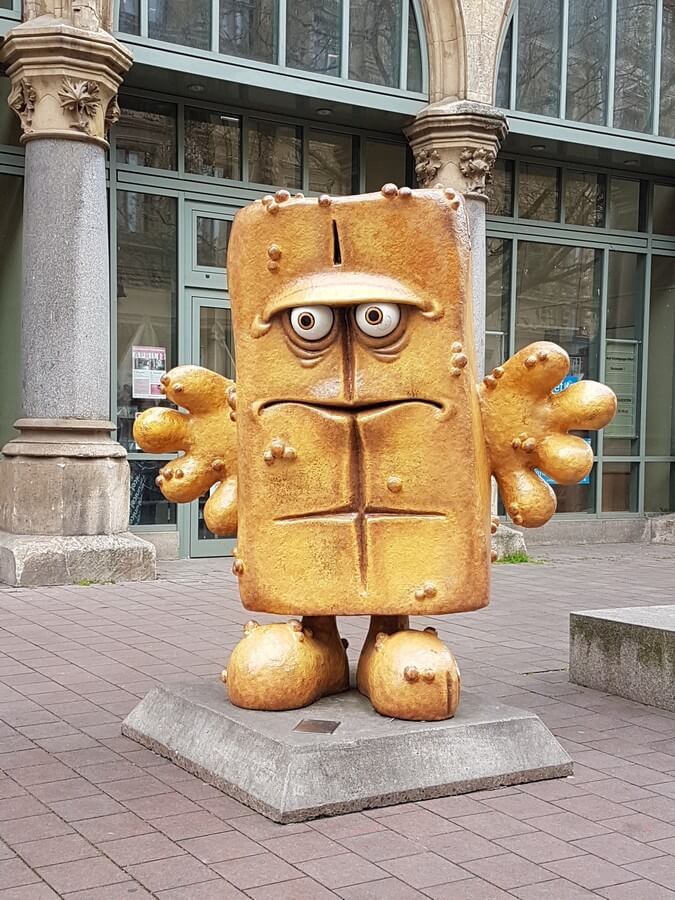 Bernd das Brot vor dem Rathaus in Erfurt