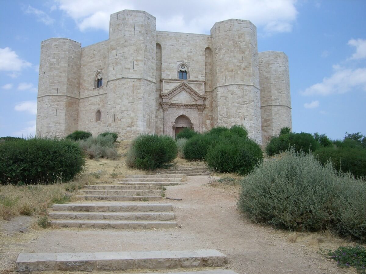 Blick auf Castel del Monte in Apulien