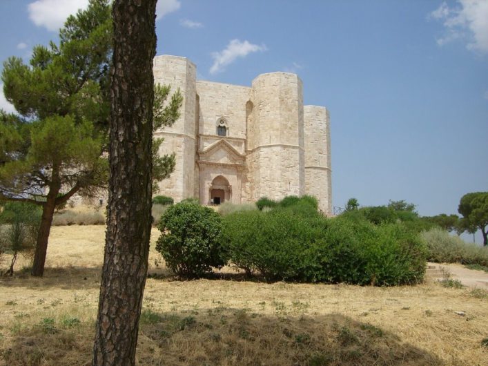 Castel del Monte in der Sonne