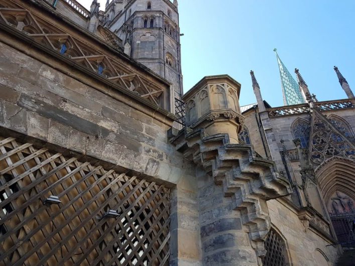 Blick auf Details am Gemäuer des Dom St. Marien in Erfurt