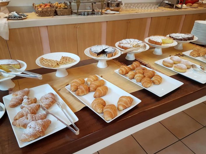 Kuchen auf dem Frühstücksbuffet der Tenuta Moreno