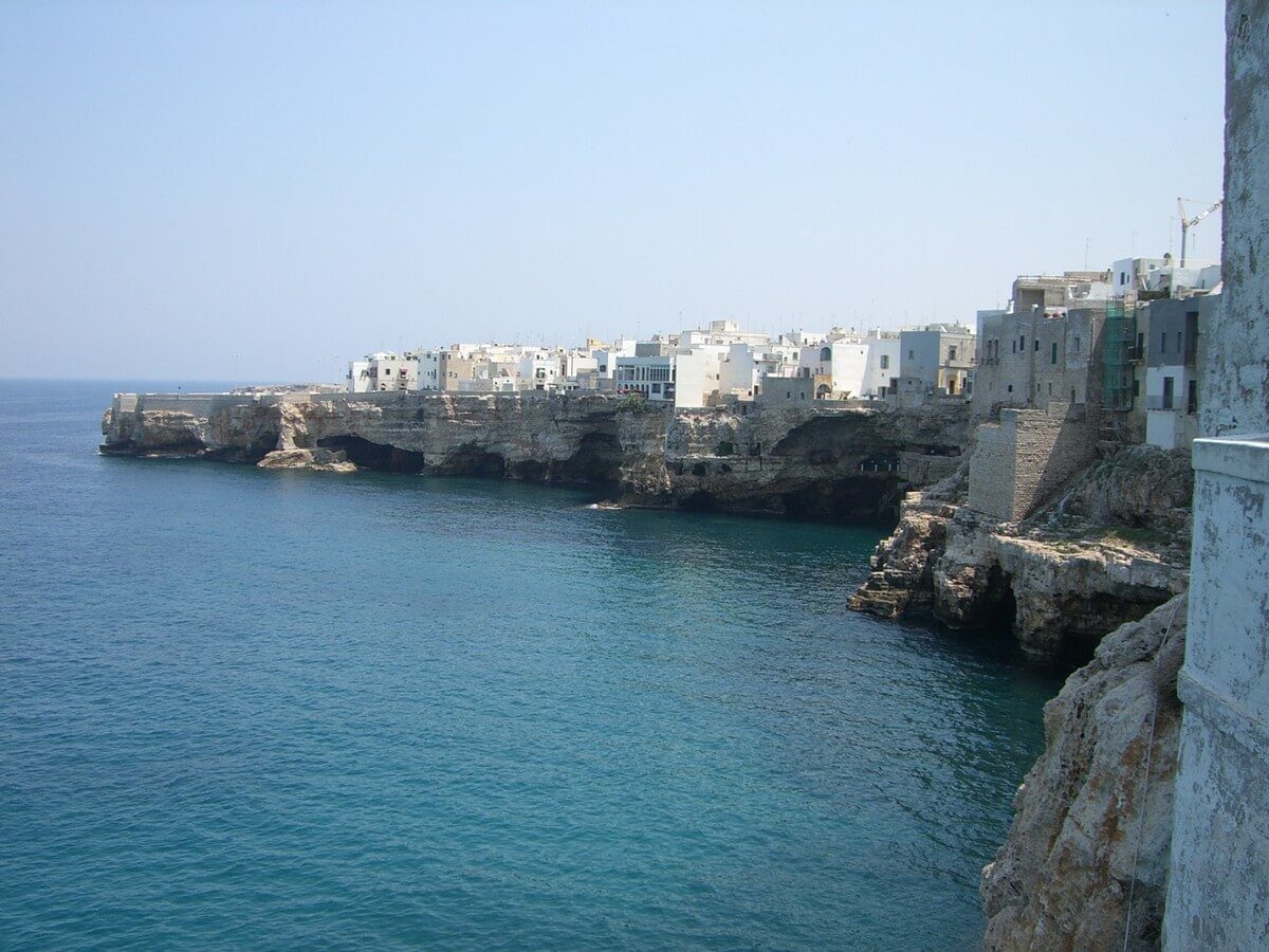 Blick auf die Küste in Polignano a Mare