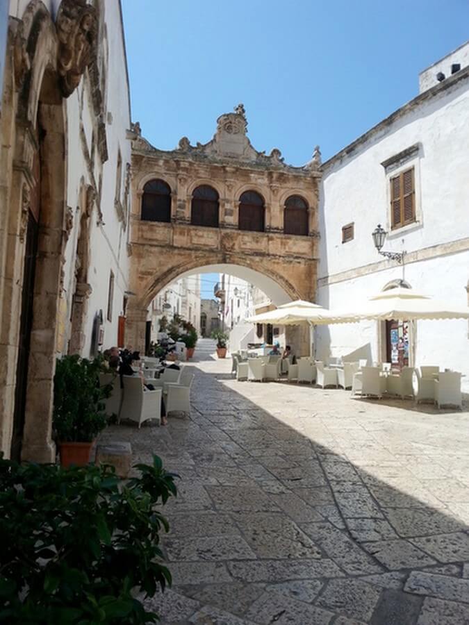 Brücke zwischen zwei Häusern in Ostuni