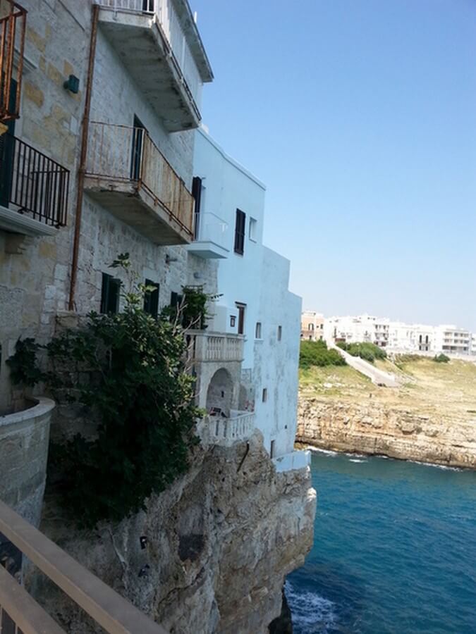 Felsvorsprung am Meer mit Häusern in Polignano a Mare