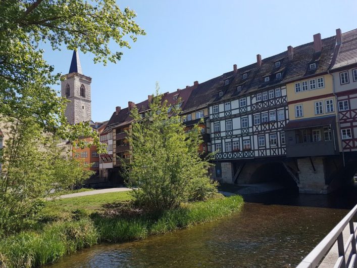 Blick auf die Krämerbrücke vom Ufer der Gera