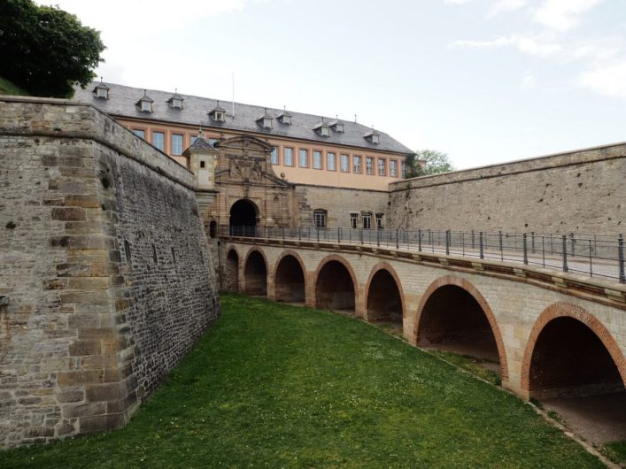 Blick auf den Zugangsweg zur Zitadelle Petersberg