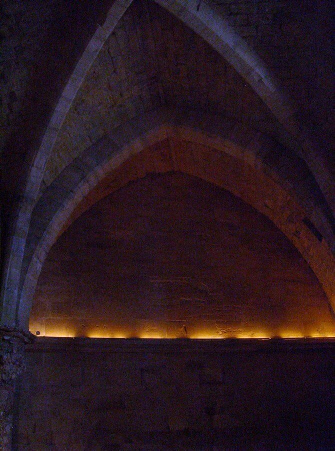 im Inneren von Castel del Monte