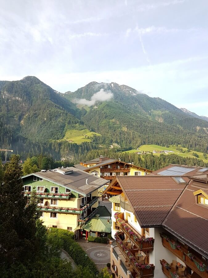 Ausblick vom Balkon des Hotels Zinnkrügl im Alpendorf St. Johann im Pongau