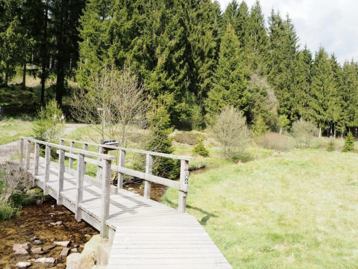 Brücke über den Schwarzbach mit Infoausleger