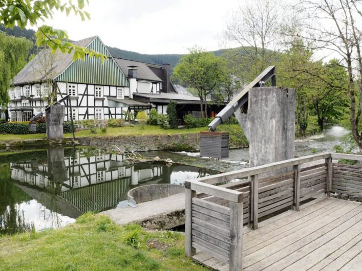 Fachwerkhaus in Saalhausen im Sauerland mit Blick auf die Fischtreppe