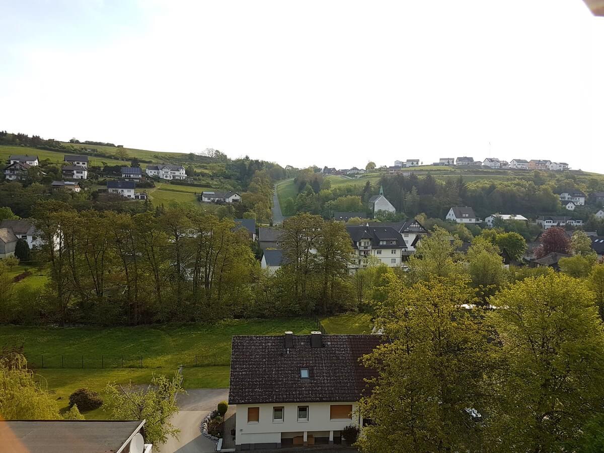 Blick über die dörfliche Idylle von Hallenberg im Sauerland mit ihren Fachwerkhäusern und Bäumen.