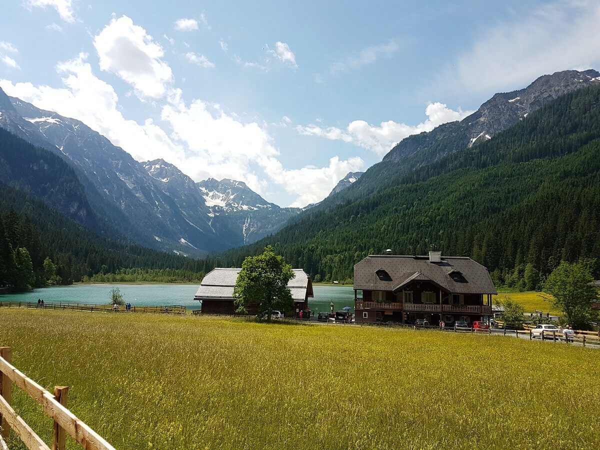 Blick auf den Jägersee und die umliegende Bergwelt