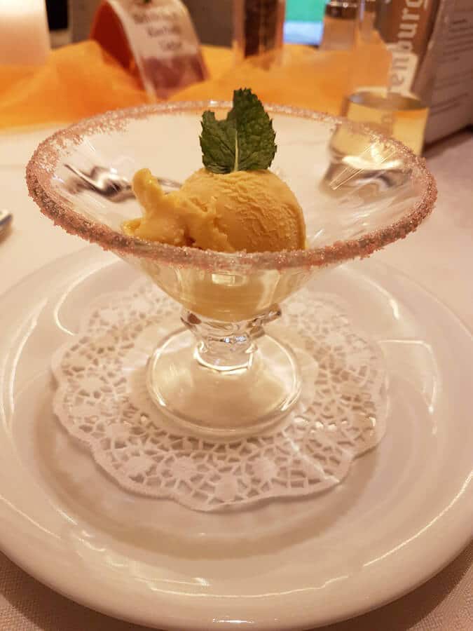 Mangosorbet als Dessert im Hotel Liebes Caroline