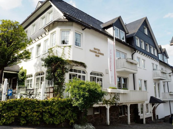 Außenansicht des Hotels Sauerländer Hof in Hallenberg