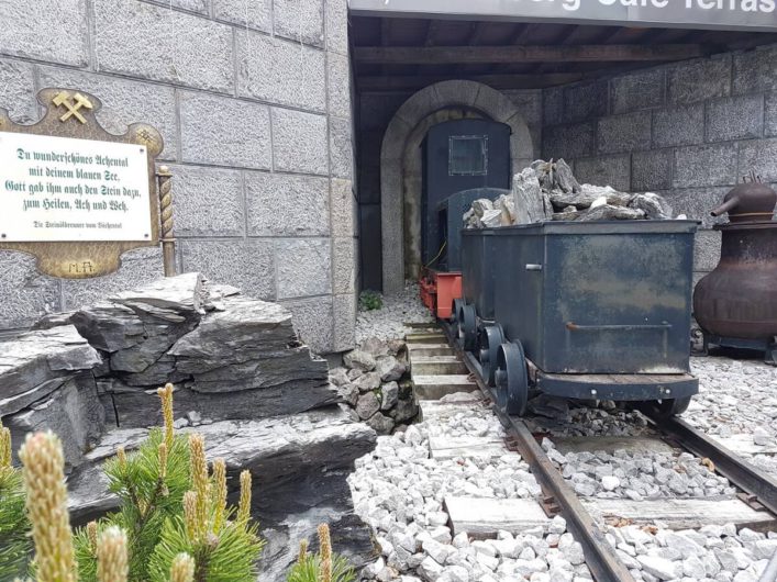 Blick auf einen Förderwagen vor dem Tiroler Steinöl Vitalberg