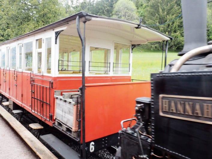 Blick auf Wagen der Achenseebahn