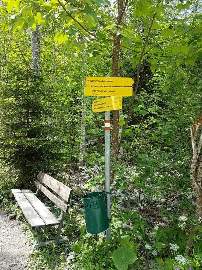 Wanderwegweiser auf der Runde um den Jägersee im Salzburger Land