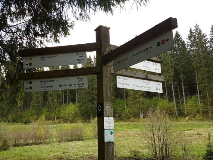 Wanderwegweiser im Schwarzbachtal