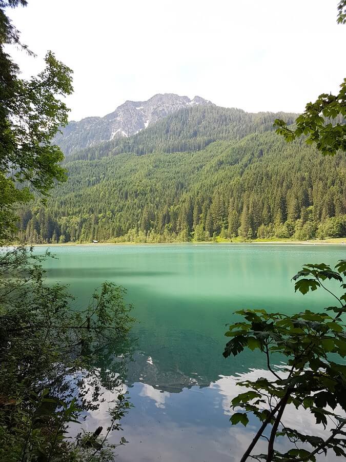 Wolken und Berge spiegeln sich im Jägersee in Kleinarl