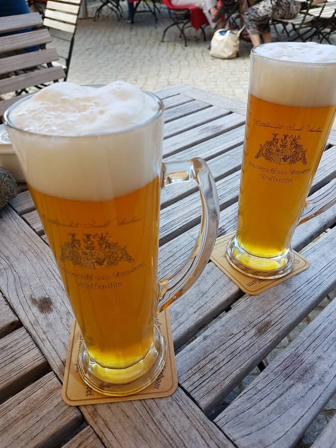 zwei frisch gezapfte helle Biere aus der Brauerei im Wasserschloss Mellenthin