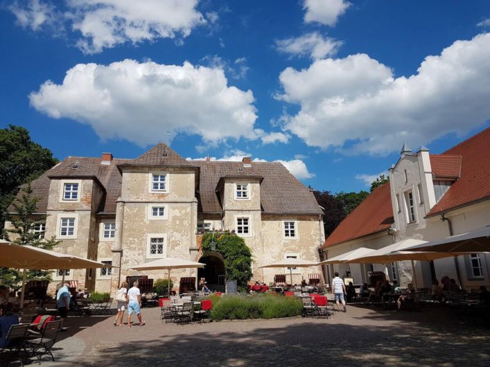 Innenhof mit Außengastronomie im Wasserschloss Mellenthin