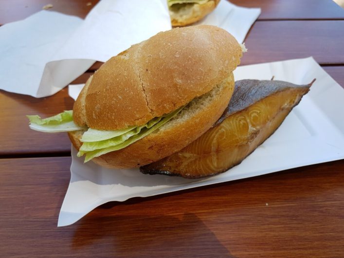 geräucherter Fisch mit Brötchen aus der Fischräucherei in den Salzhütten Koserow