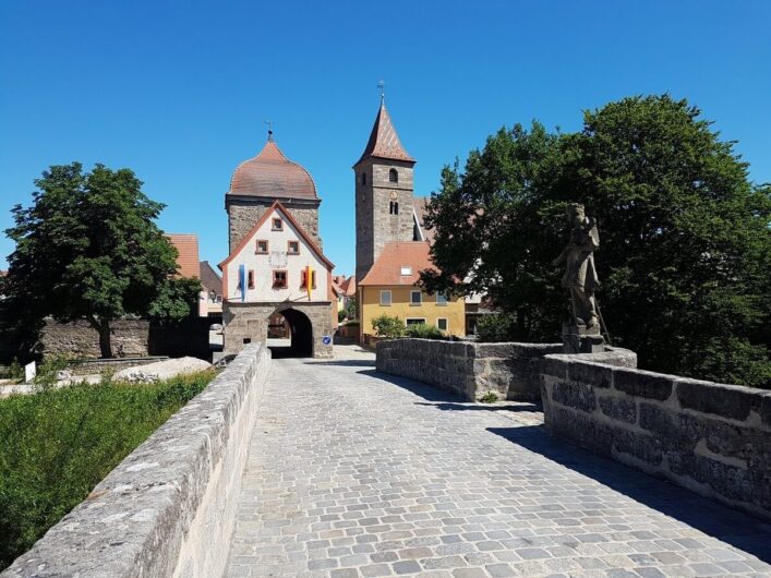 Altmühlbrücke mit Stadttor in Ornbau